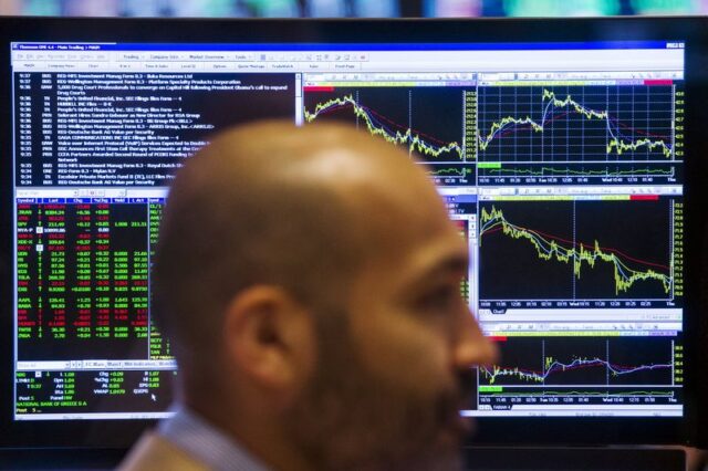 &copy; Reuters.  Insiders, hedge funds, and politicians trading Home Depot stock (NYSE:HD) in Q1 2024