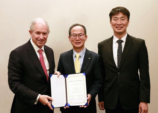 (from left) Stephen A. Schwarzman, founder and chairman of Blackstone Group; Yang Jong-hee, chairman of KB Financial Group; and Lee Bok-hyun, chairman of the Financial Supervisory Service pose for a commemorative photo during the business agreement signing ceremony on May 16 (local time) in New York city in the U.S.