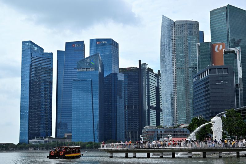 © Reuters. FILE PHOTO: A view of the Merlion against the Singapore financial district in Singapore, January 27, 2023. REUTERS/Caroline Chia/File Photo